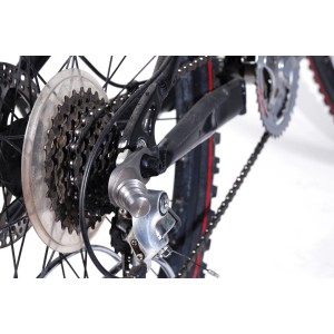 Detailaufnahme der Dobar Hinterradhalterung Walky Dog Plus aus Edelstahl am Fahrrad.