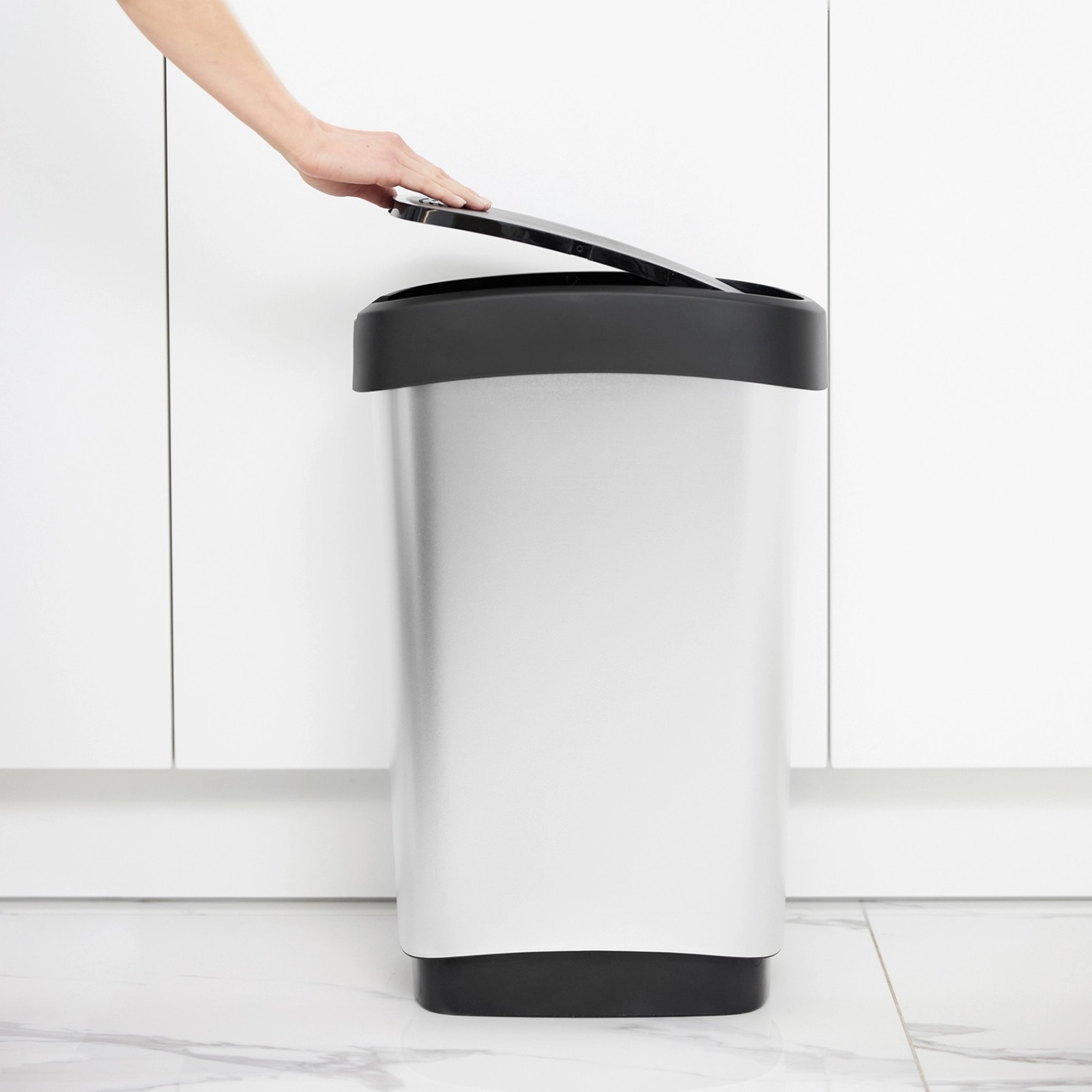 PROREGAL Abfalleimer, 50 Liter, silber-schwarz, mit Klappdeckel für den Innenbereich.