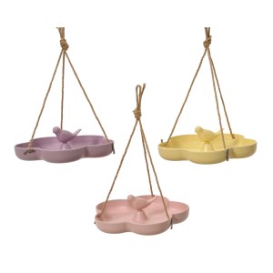 Drei hängende Vogelfutterstellen in Pastellfarben: lila, rosa, gelb. Jede hat eine Wolkenform und eine Vogelfigur. Gartendekoration.