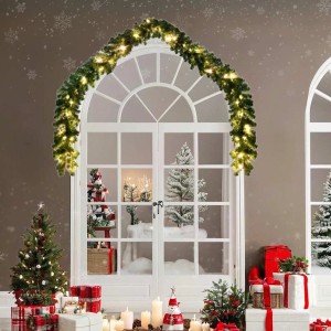 Weihnachtsgirlande mit LED-Lichtern, 20 m, über einer weißen Tür. Festliche Dekoration.