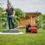 Einhell GE-AW 1042 FS Hauswasserautomat im Einsatz mit Wasserstrahl im Garten.