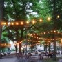 Grüne Partylichterkette mit warmweißen LED-Kugellampen im Biergarten.