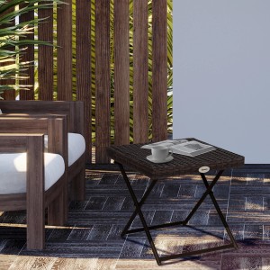 Outsunny Balkontisch, klappbarer Falttisch aus Polyrattan, braun, mit Tasse und Zeitung.