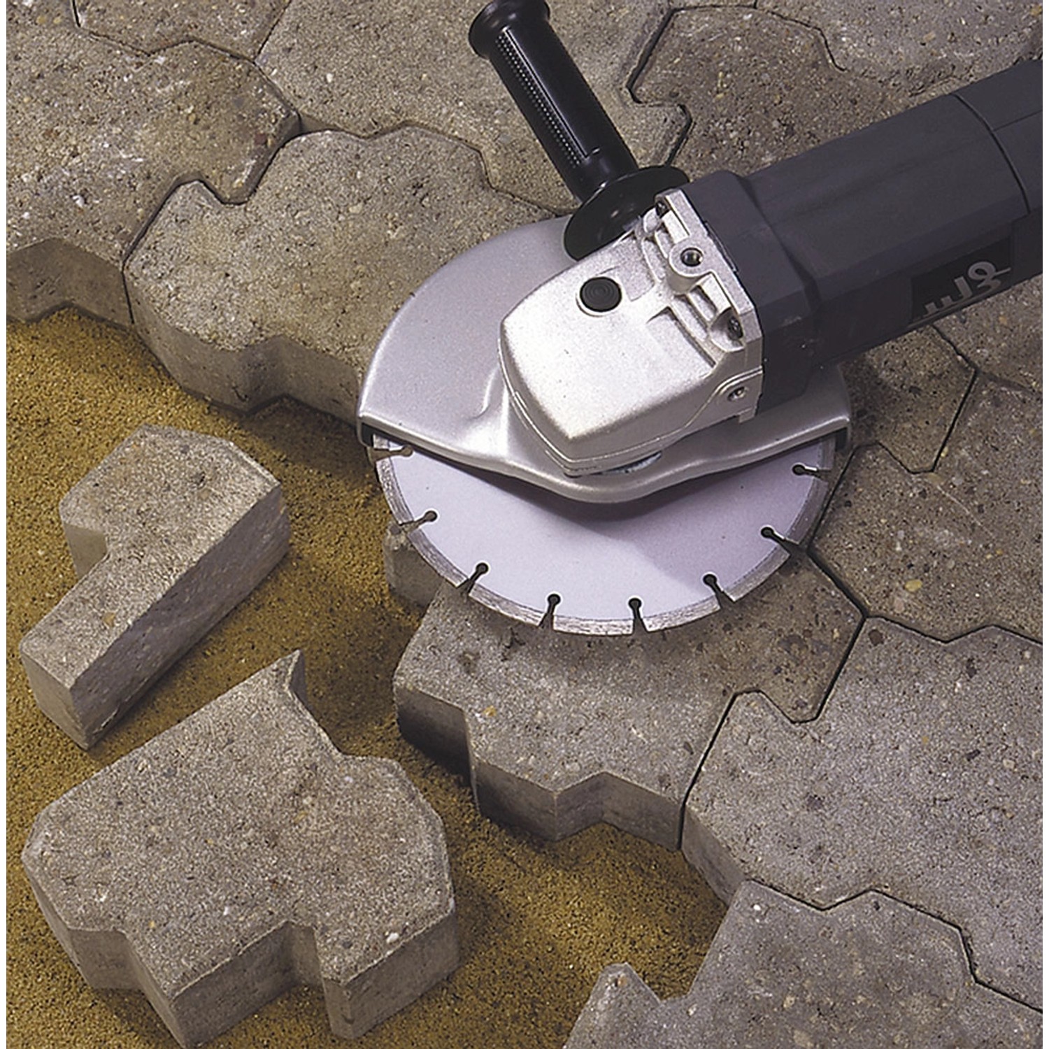 LUX Diamant-Trennscheibe 180 mm auf Winkelschleifer beim Steine schneiden.