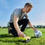 Ryobi Akku-Multi-Kompressor beim Aufpumpen eines Balls im Freien.