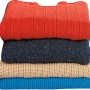 Stapel bunter Pullover im Wenko Vakuum Aufbewahrungssystem 2er-Set (90x56cm) für textile Aufbewahrung.
