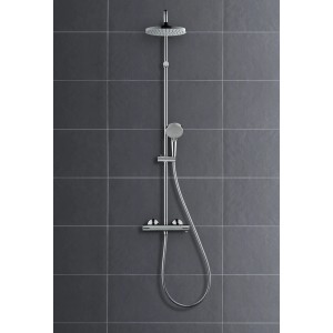 Hansgrohe Duschsystem Vernis Blend 200 mit Kopf- und Handbrause vor grauer Wand.