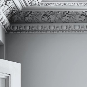 Wand in Hellgrau (Slate White) mit Stuckelementen, Laura Ashley Wandfarbe.