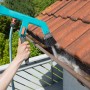 Gardena combisystem Dachrinnenreiniger im Einsatz mit Wasseranschluss, reinigt Dachrinne.