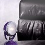 Violette Näve Tischleuchte Carlamp im Retrodesign aus Metall und Glas.