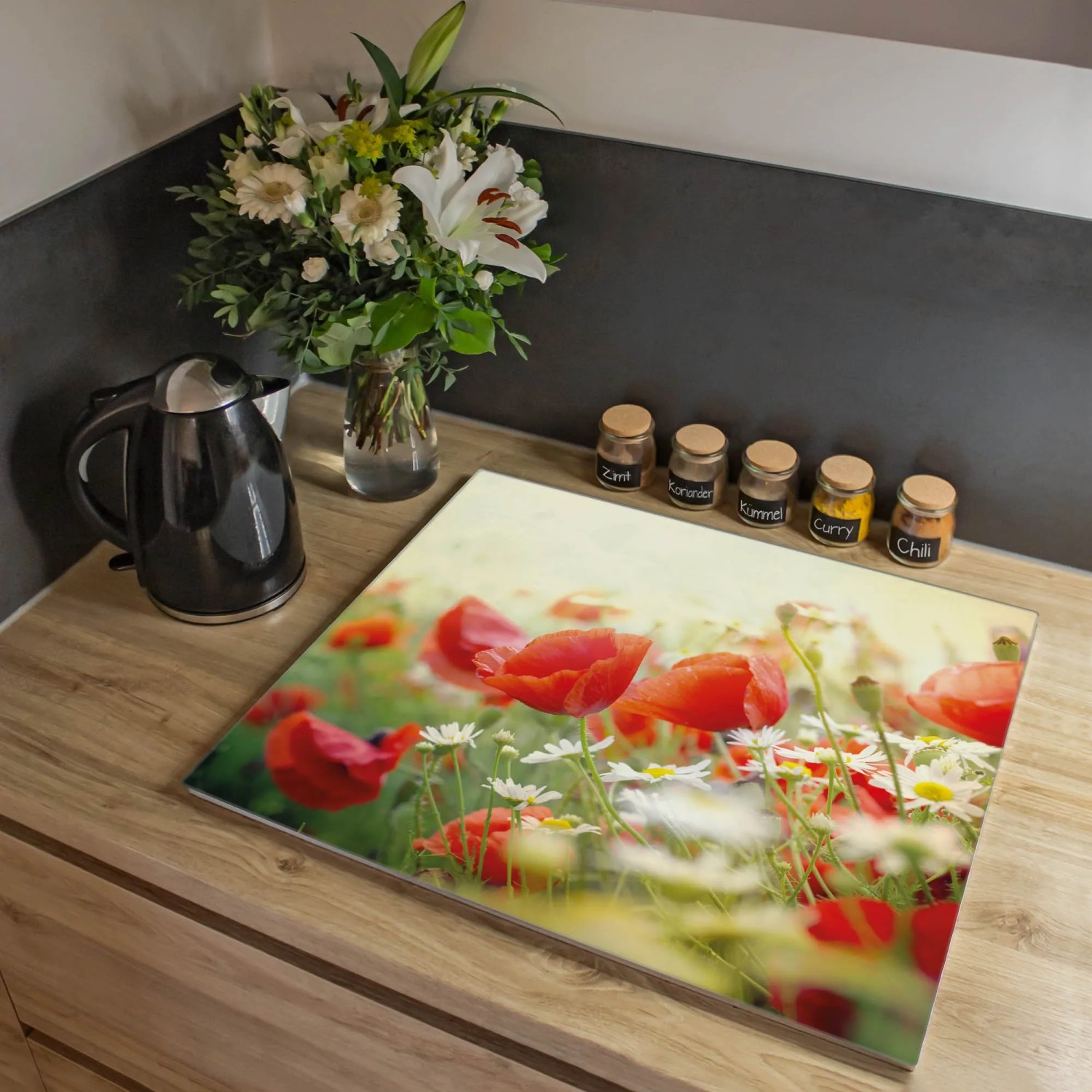 Banjado Herdabdeckplatte aus Glas mit Kamille- und Mohn-Motiv, auch als Schneidebrett nutzbar.