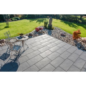Diephaus Terrassenplatten Rima Basalt, 80x40 cm, auf einer Terrasse mit Gartenmöbeln.