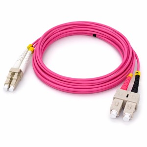 Violettes Glasfaser Kabel OM4 LC-SC UPC, 3m, für Netzwerktechnik.