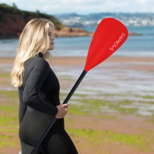 Frau mit rotem 2in1 Doppelpaddel/SUP-Paddel von 24Move für Stand-Up-Board und Kajak.