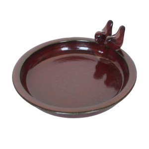 Rote Vogeltränke (Ø 30 cm) aus Keramik mit zwei Vogel-Figuren.