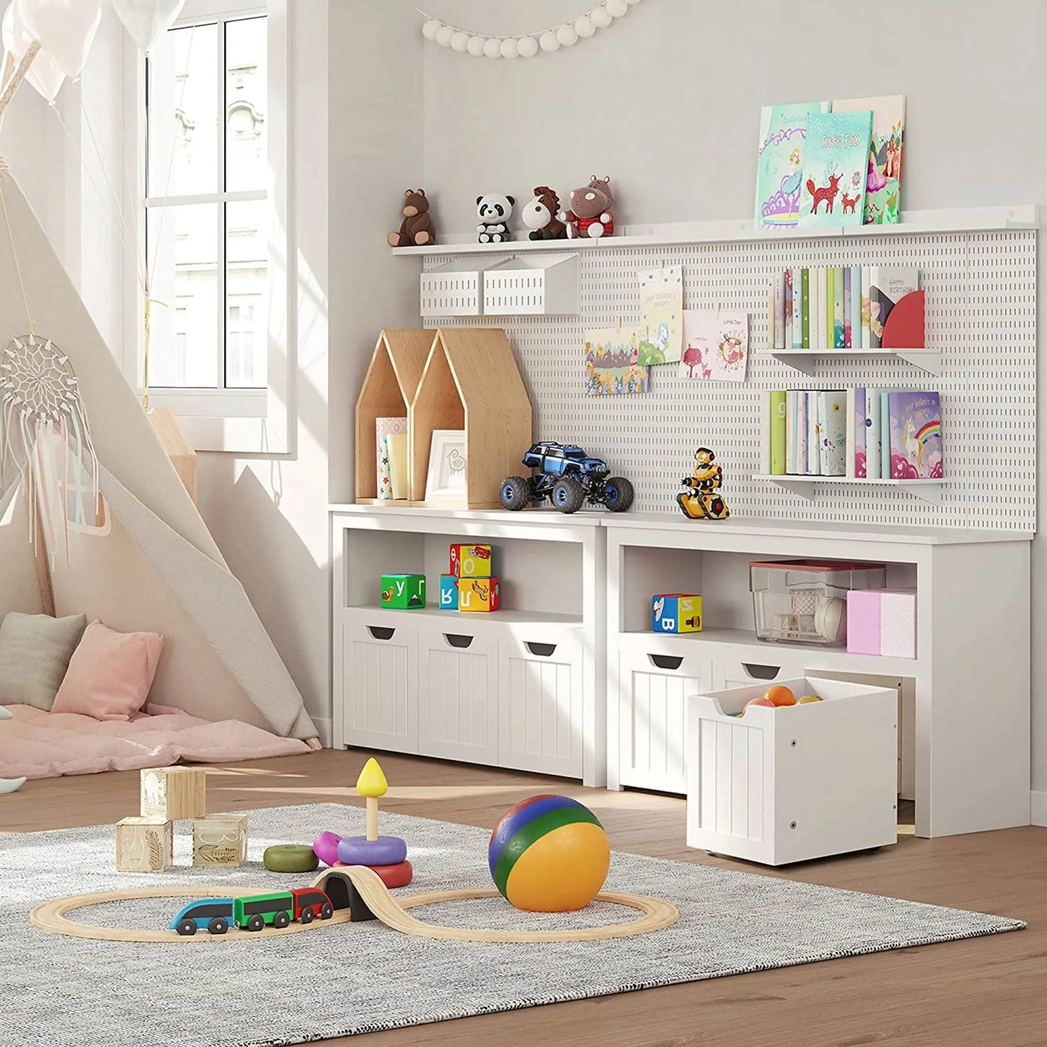 Weißer Vasagle Spielzeugschrank (102x60cm) mit Rollen im Kinderzimmer.
