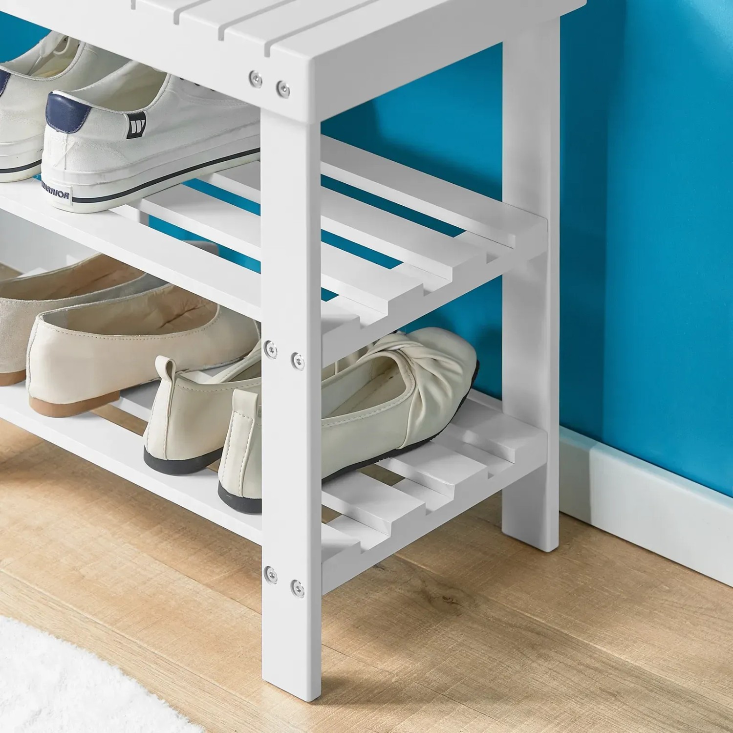 Weißes SoBuy Schuhregal/Sitzbank aus Bambus mit Schuhen auf drei Ebenen.