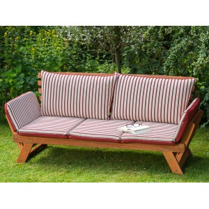 Liegenbank aus Eukalyptusholz mit rot-weiß gestreiften Kissen für den Garten.