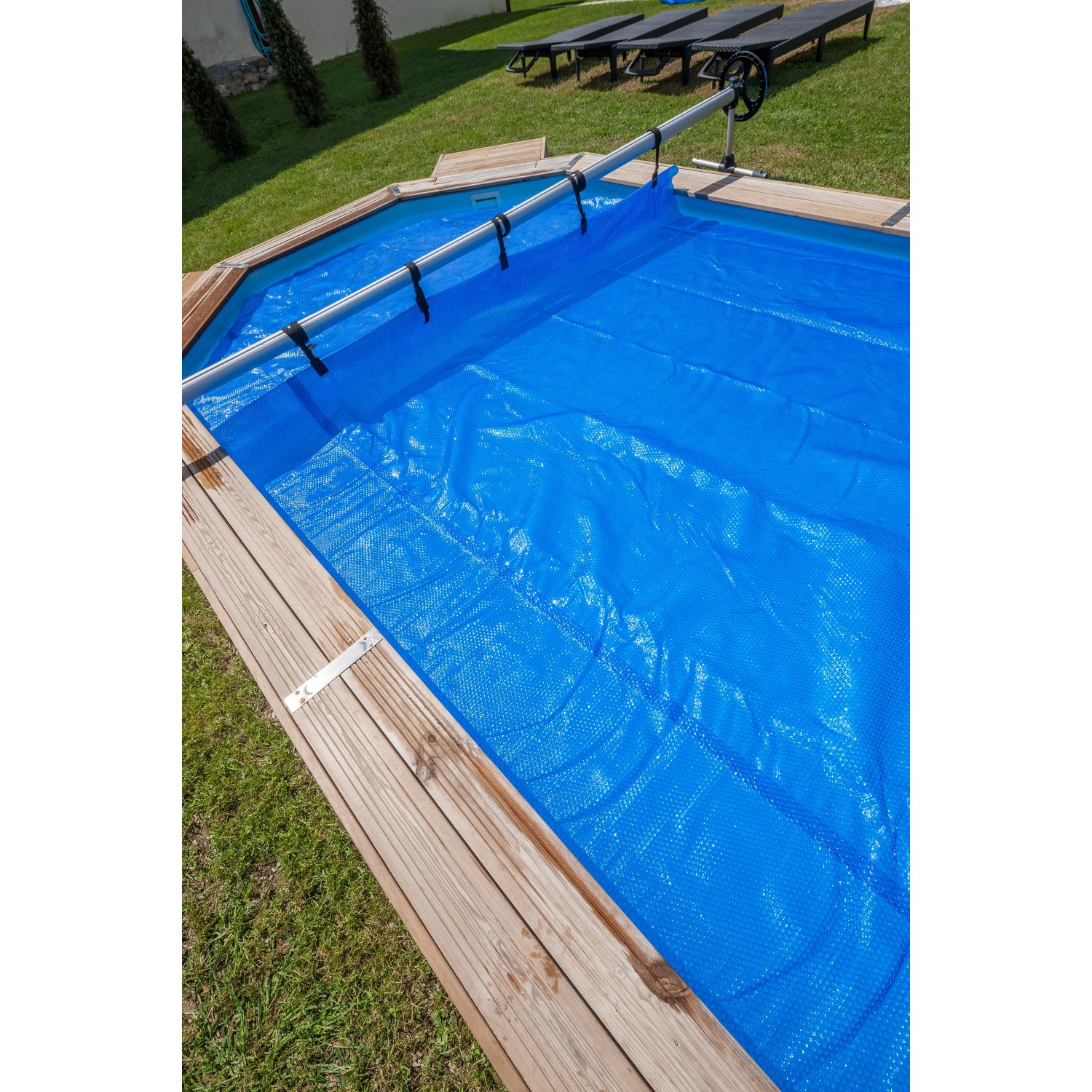 Gre Planenaufroller für Einbaubecken bis 5,50m mit blauer Poolabdeckung.