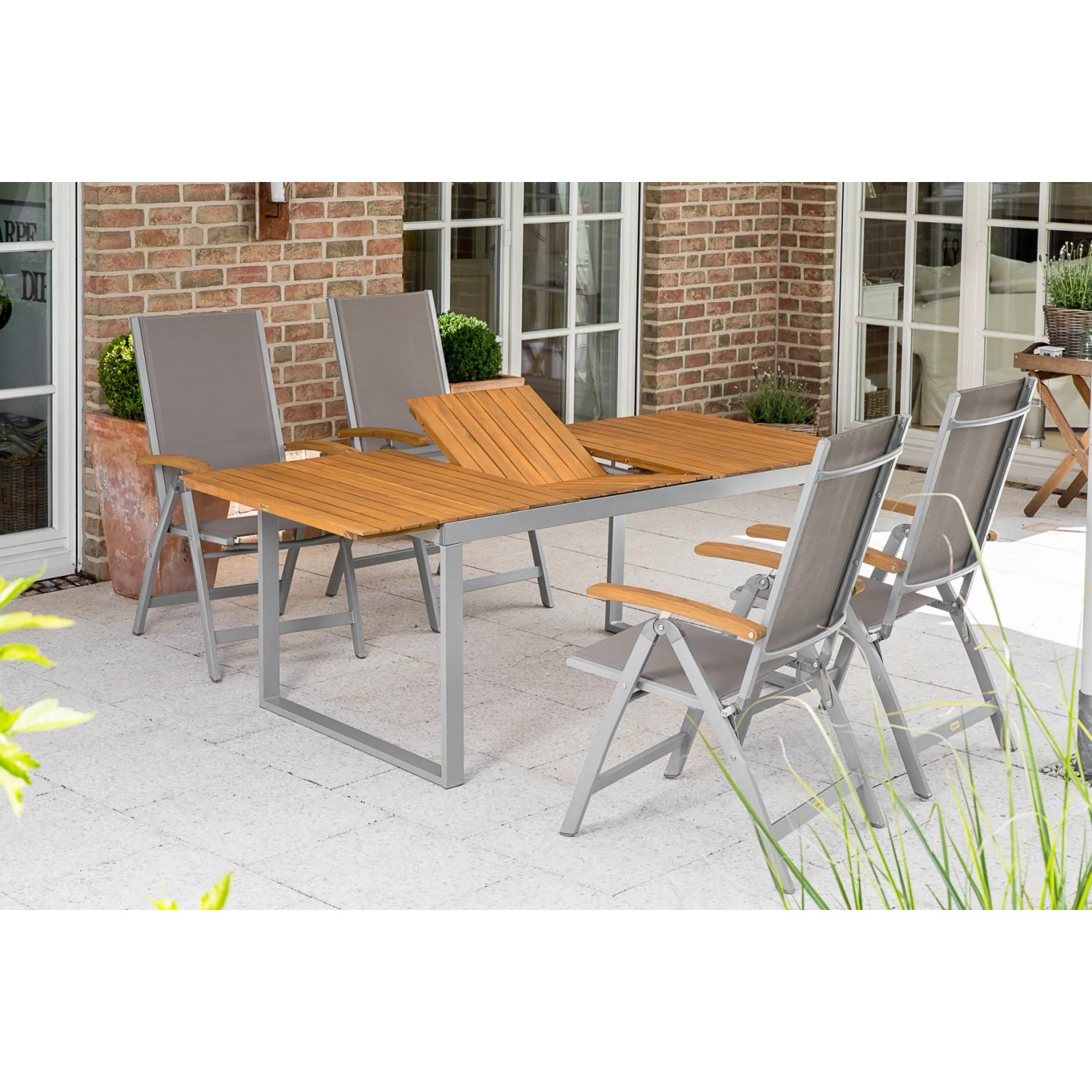 5-teiliges Gartenmöbel-Set Naxos mit Ausziehtisch und 4 Klappsesseln mit Akazienholz-Armlehnen.