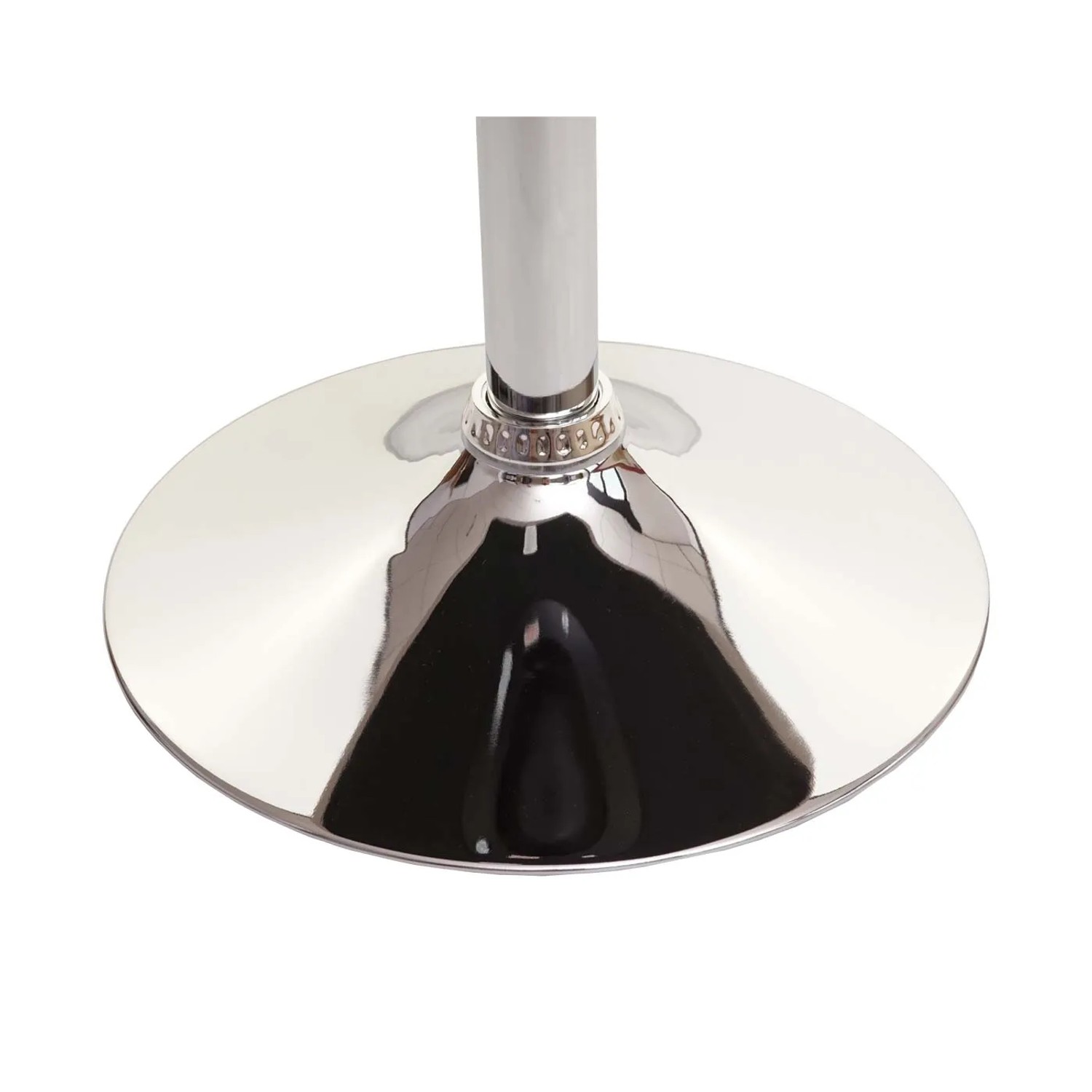 Detailaufnahme des verchromten Fußes vom MCW Esszimmerstuhl Cadiz.