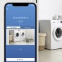 Smartphone mit Bosch Smart Home App und Wassermelder-Alarm in Waschküche.