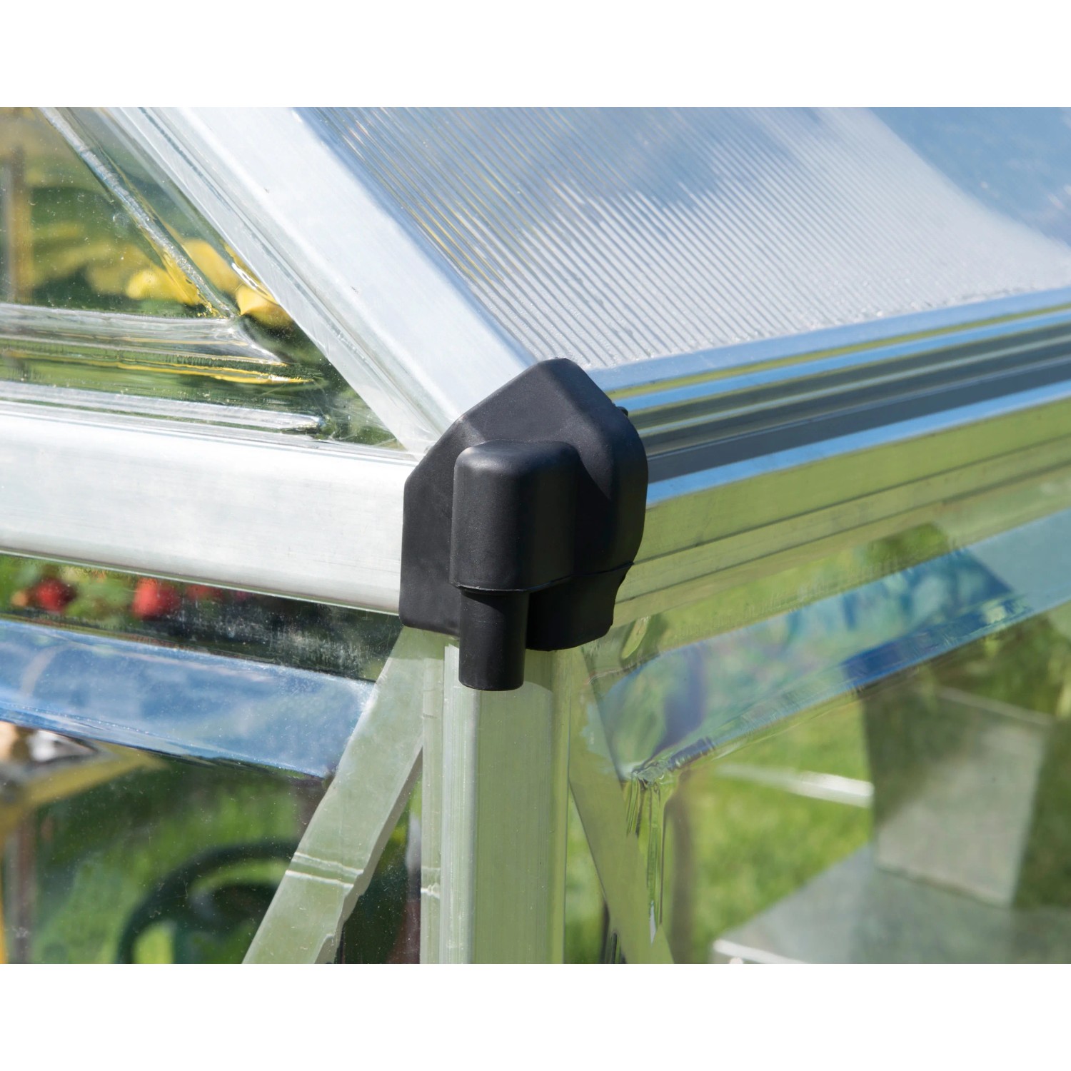 Detailaufnahme eines Palram Canopia Hybrid Gewächshauses: Silberner Rahmen, klare Seitenwände, schwarze Eckverbindung.