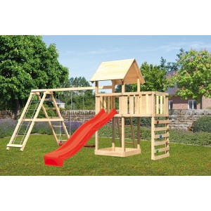 Karibu Spielturm Lotti mit Doppelschaukel, roter Rutsche, Kletterwand und Plattform im Garten.
