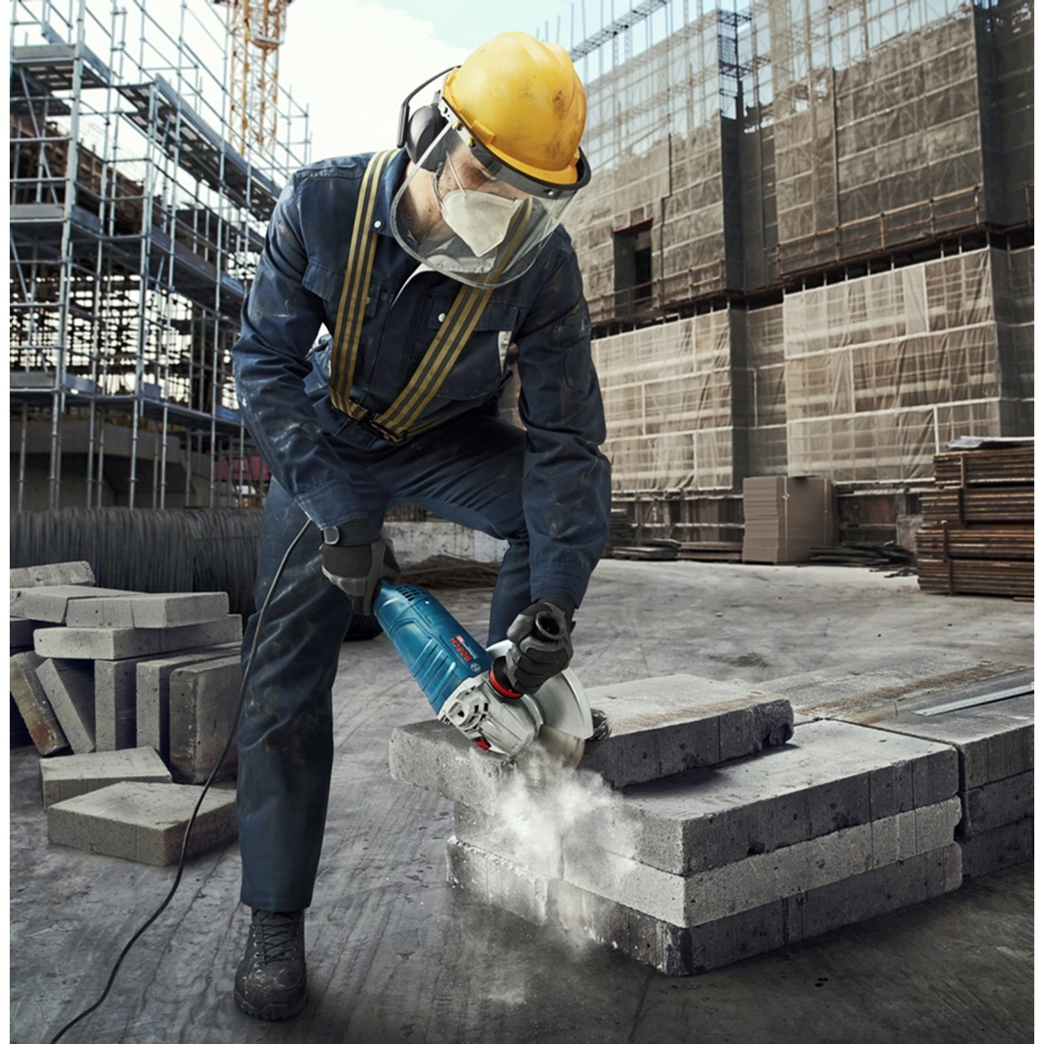 Bosch Professional Winkelschleifer GWS 24-230 JZ im Einsatz beim Schleifen von Stein.