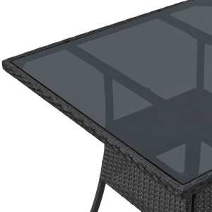 Detailansicht: Schwarzer, quadratischer Polyrattan Gartentisch Yoro mit Glasplatte, 80x80 cm.