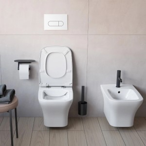 WC mit Pianura Betätigungsplatte in Weiß Hochglanz, Frontbetätigung und 2-Mengen-Auslösung.