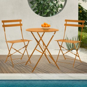 Orangefarbenes Svita Berlin Bistroset aus Metall mit Tisch und zwei Stühlen für Balkon, Garten oder Café.