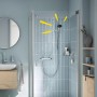 Grohe Vitalio Start 110 Handbrause, Chrom, 3 Strahlarten, in Dusche mit blauen Fliesen.