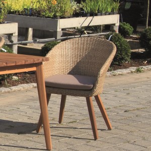 Acamp Atacama Armsessel Teak, Teil eines 4er Sets. Gartenstuhl mit Teakholzbeinen und braunem Sitzkissen.