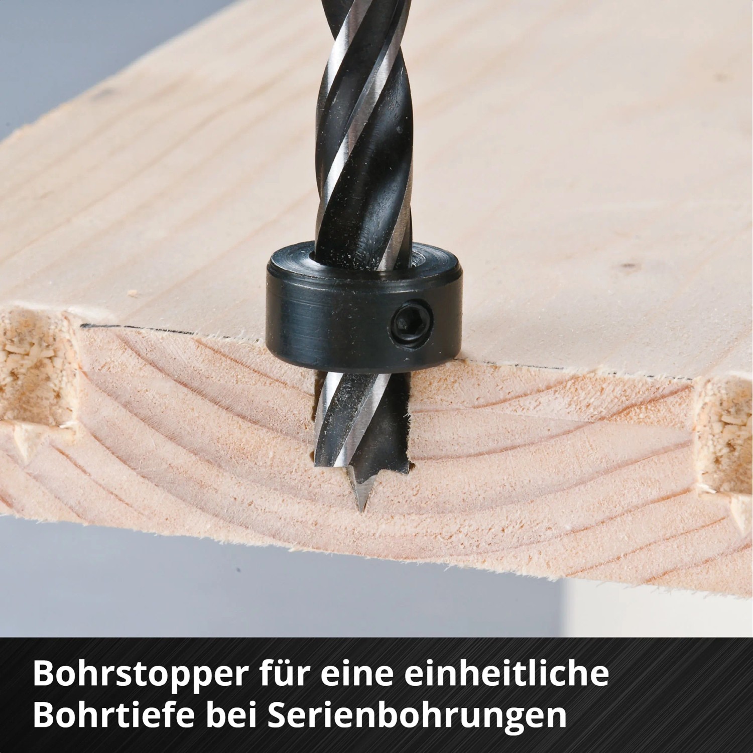 Holzbohrer mit Tiefenanschlag aus dem Einhell Werkzeug-Set für präzise Bohrlöcher.