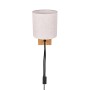 Trio LED-Wandleuchte Nilam mit Stoffschirm, Holzsockel und schwarzem Kabel.