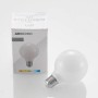 Arcchio LED E27 Globelampe 4W aus opalweißem Glas, warmweiß, neben Verpackung. Dimmbare E27 LED Lampe.