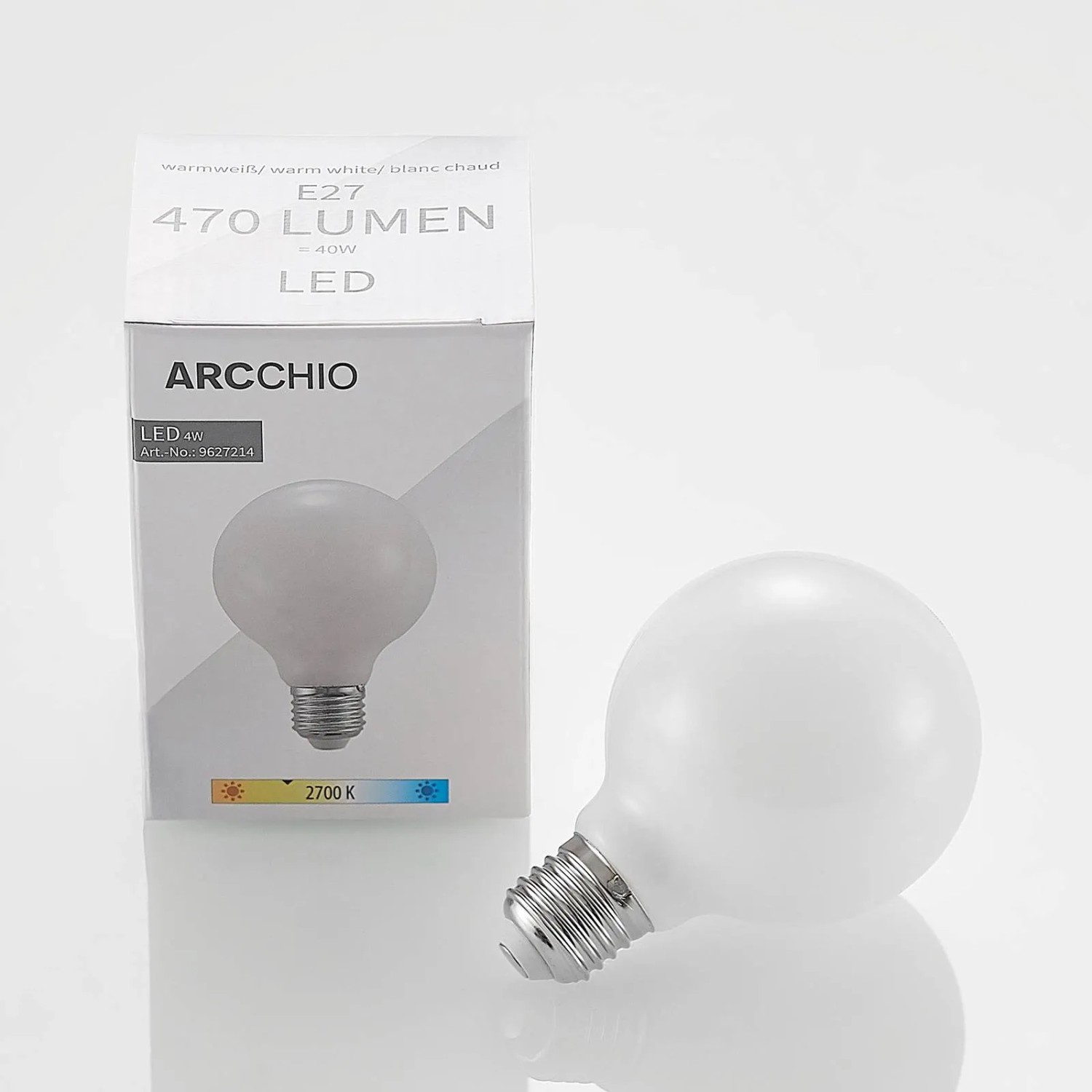 Arcchio LED E27 Globelampe 4W aus opalweißem Glas, warmweiß, neben Verpackung. Dimmbare E27 LED Lampe.