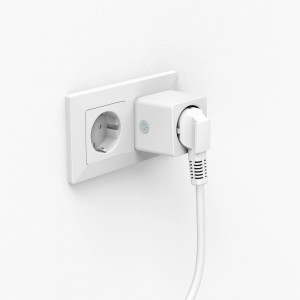 Weiße Hama WLAN Steckdose Mini Smart Home mit Strommesser in Wandsteckdose.