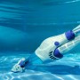Weißer, kabelloser Gre Poolreiniger Electric Vac unter Wasser im Pool.