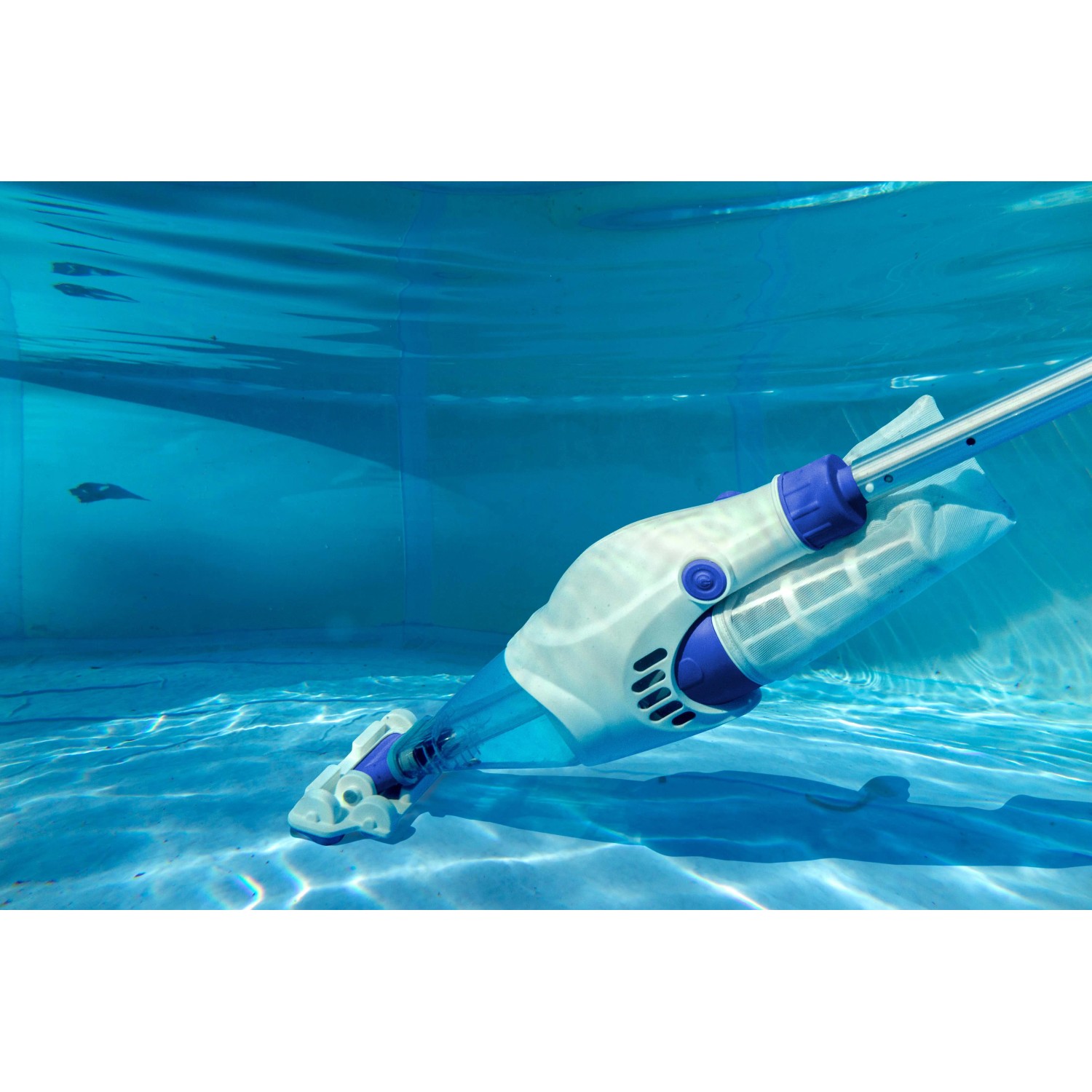 Weißer, kabelloser Gre Poolreiniger Electric Vac unter Wasser im Pool.