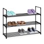 Schwarzes, stapelbares Relaxdays Schuhregal aus Metall mit 3 Ebenen und diversen Schuhen.