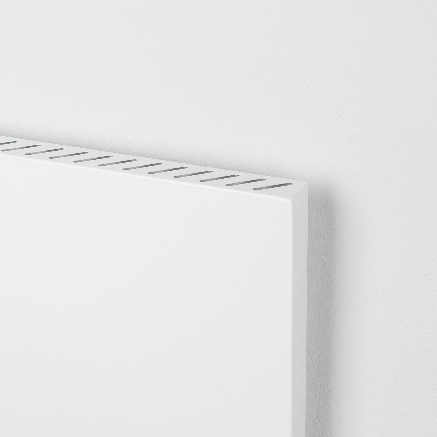 Weiße Vasner Hybrid-Infrarotheizung Konvi VE RX 1.200 W an der Wand. Elektrische Heizung mit Funk.