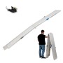 Graue, klappbare TRUTZHOLM Aluminium Auffahrrampe (307 cm, 450 kg) mit Spanngurt. Mann faltet Rampe.