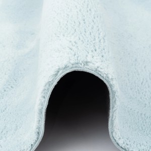 Detailaufnahme: Runder, blauer Fellteppich „Pergamon Luxus Super Soft“ (120x120cm), weiche Textur.