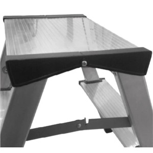 Detailaufnahme der Aluminium-Stufenstehleiter mit 4 Stufen von PROREGAL, silber/schwarz.