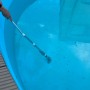 Pool-Handsauger im Einsatz: Akku-Poolsauger reinigt Pool von Schmutz.