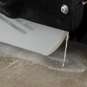EBERTH Diamanttrennscheibe im Einsatz beim Schneiden von Fliesen mit Wasserkühlung.