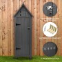 Grauer Monstershop Gartenschrank aus Holz mit Dach, Tür und Beschlägen vor Holzzaun.