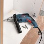 Bosch Professional GSB 13 RE Schlagbohrmaschine (600 W) mit Zusatzhandgriff und Dübeln.